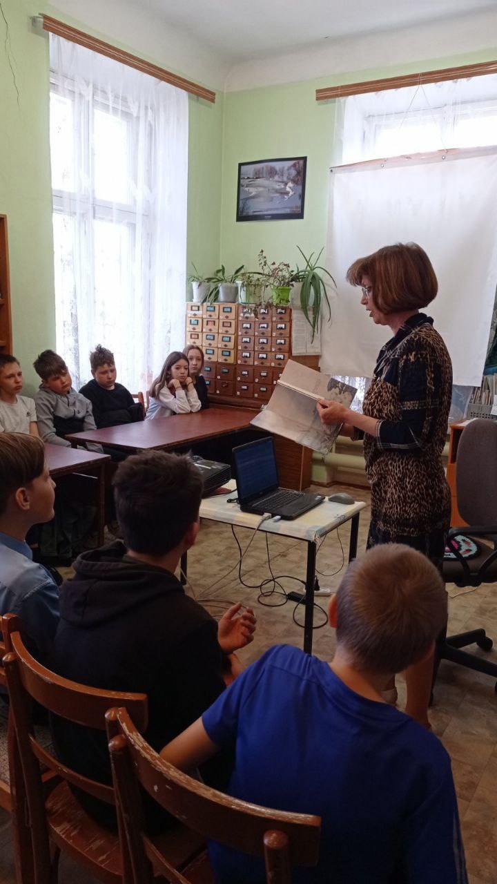 В День космонавтики ребята 6 В и Г классов посетили городскую библиотеку имени К.А. Некрасовой.