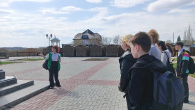 Ученики совершили экскурсию по городской набережной.
