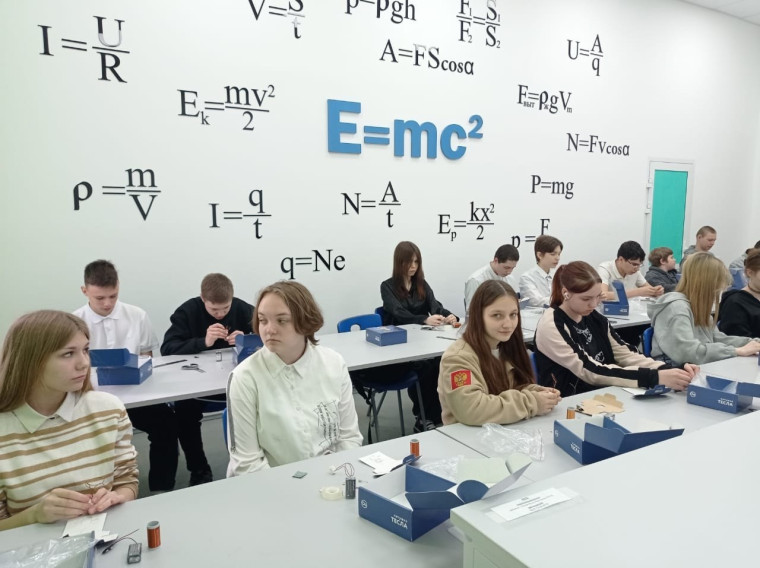 Ученики 8г посетили детский технопарк "Кванториум".