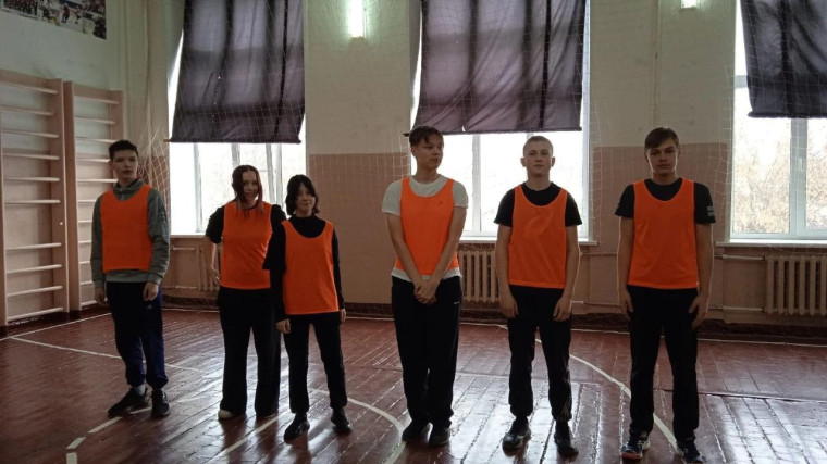 В рамках месячника оборонно-массовой работы прошли соревнования по волейболу среди 8-11 классов..