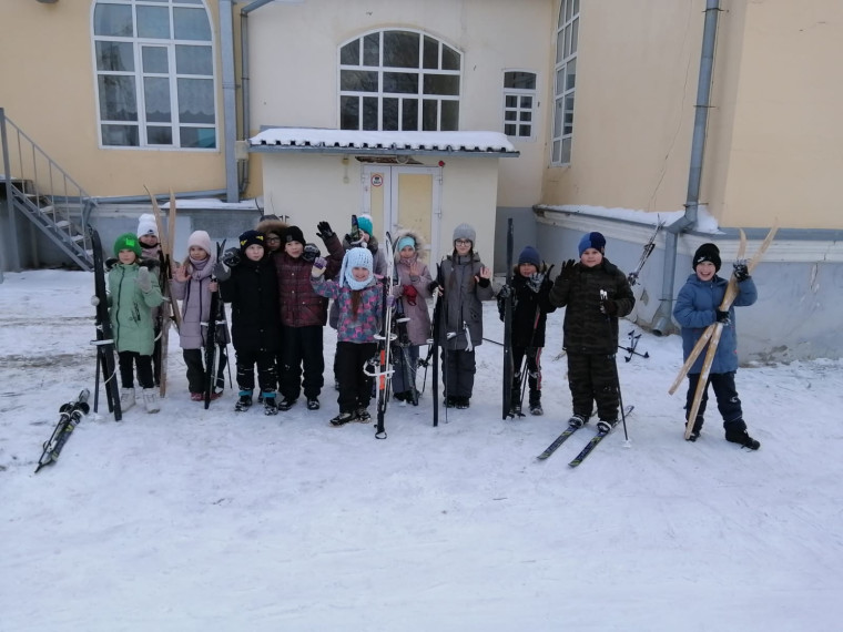 В рамках месячника оборонно- массовой и спортивной работы прошли соревнования по лыжам в 3А кл.