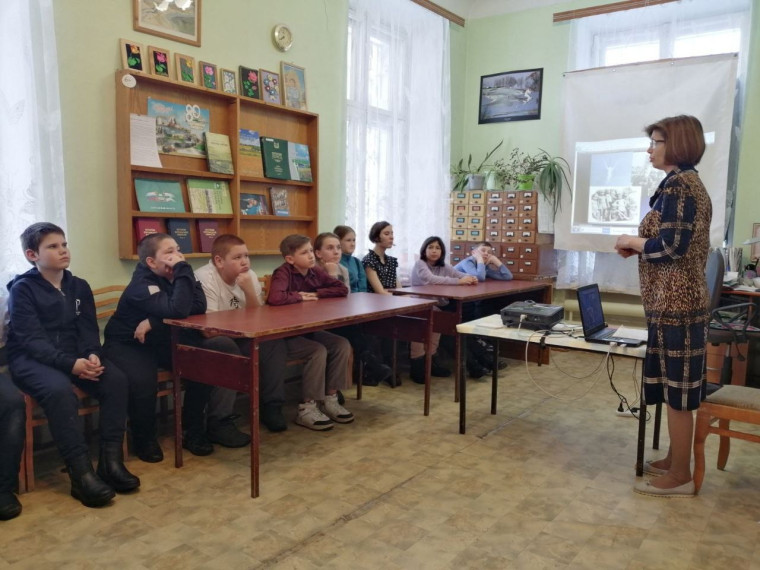 Классные коллективы 5-х и 8Д классов посетили библиотеку имени Ксении Некрасовой.